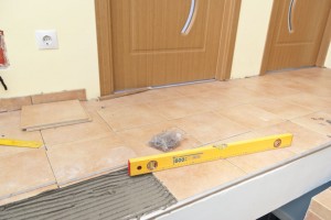 Leveling tile floor
